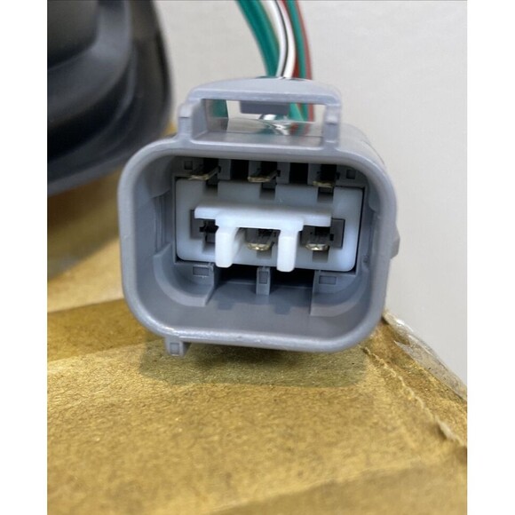 Eagle Eyes Driver Side Tail light TY689-B000L Fits 00-06 Tundra w/Bulbs & Wiring - Picture 4 of 8